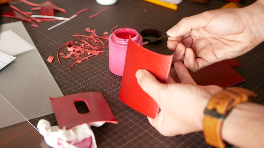 革のパスケース（赤）- 作り方 - フェニーチェのエッジペイントでペイントしています。