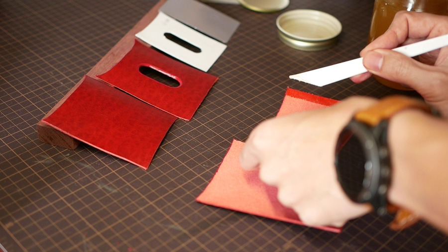革のパスケース（赤）- 作り方 - 本体の裏表２枚を接着します。