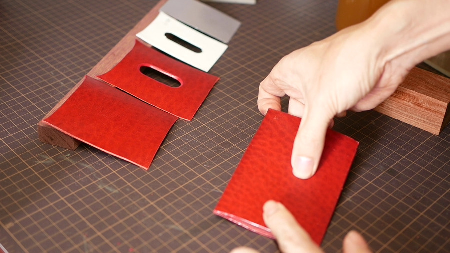 革のパスケース（赤）- 作り方 - 写真左上の二枚はパスケースのポケットパーツ