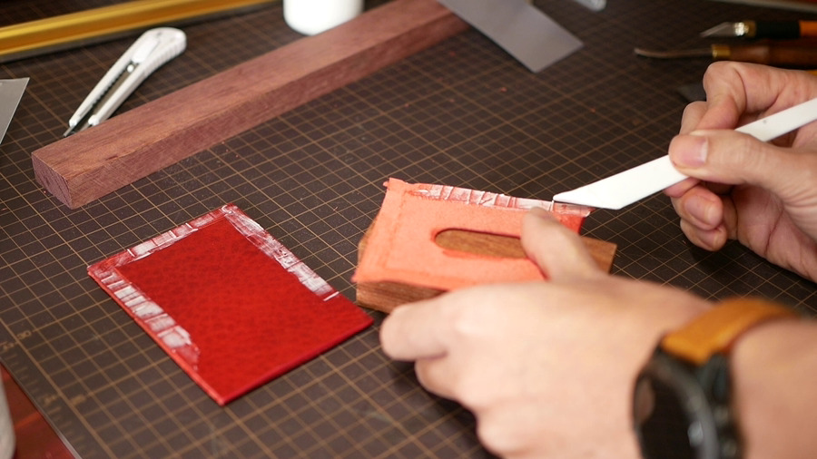 革のパスケース（赤）- 作り方 - ボンドはサイビノールを使用