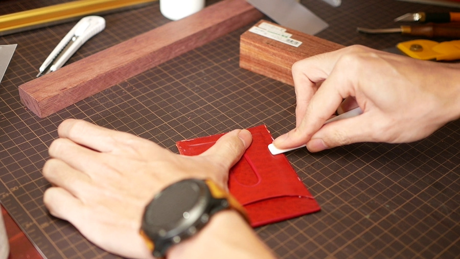 革のパスケース（赤）- 作り方 - ヘラで圧着して漉いた部分を浮かせて立体的に