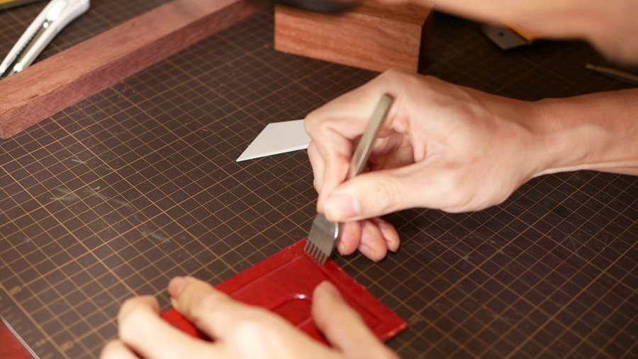 革のパスケース（赤）- 作り方 - 3mmピッチの菱目打ちを使って印をつけて