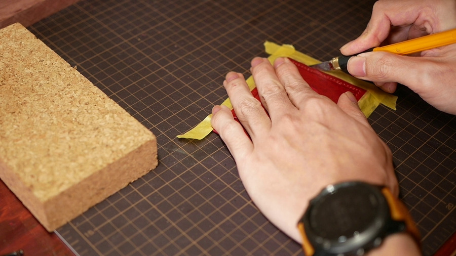 革のパスケース（赤）- 作り方 - マスキングテープで固定しながら慎重に切り落とし