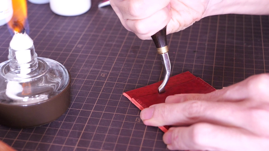 革のパスケース（赤）- 作り方 - FLINT(フリント)のエッジビーダーを使い飾り捻を入れています
