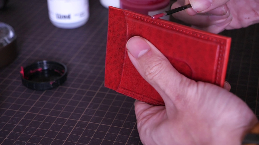 革のパスケース（赤）- 作り方 - フェニーチェエッジペイント（赤）でペイント