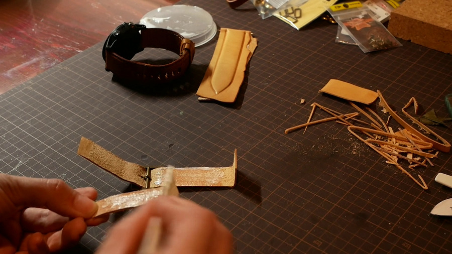 【レザークラフト】腕時計ベルトの作り方-皮革素材の接着-写真4